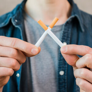 homme faisant x avec des cigarettes